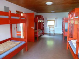 Кровать в общем номере для мужчин и женщин с 14 кроватями и общей ванной комнатой
