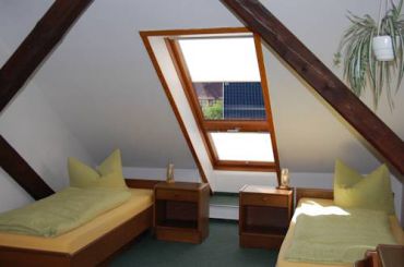 Двухместный номер с 2 отдельными кроватями и мансардным французским окном, для одноместного размещения