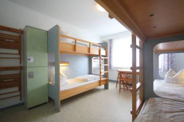 Dormitory Room with Shared Bathroom (6 Adults)