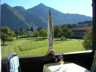 Apartment with Mountain View