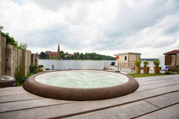 Seehaus with Sauna and Lake View