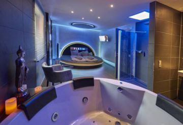 Suite with Hot Tub