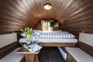 Деревянный домик цилиндрической формы с общей ванной комнатой